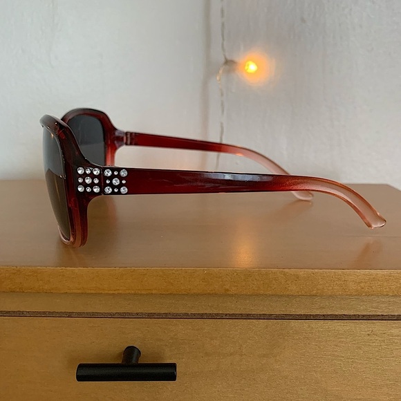 5️⃣$5 Bundle🌺Women’s Brown Red Ombré Sunglasses - Picture 4 of 5